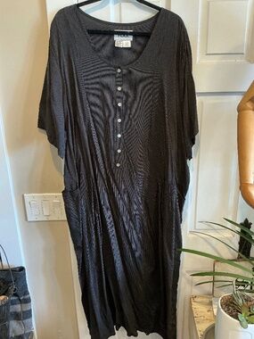 Flax linen dress in plus size 3G. Black and thin white pin stripes